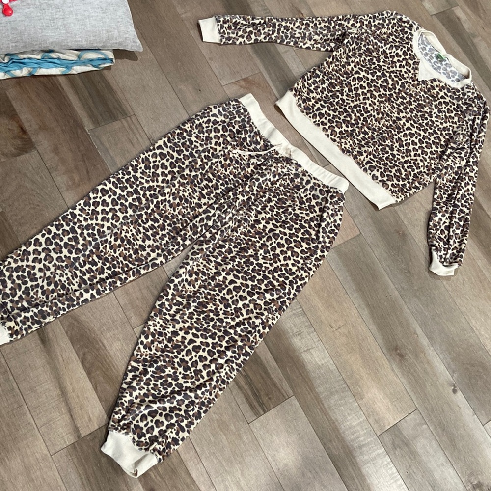 Soft and cozy leopard print lounge set, size XL